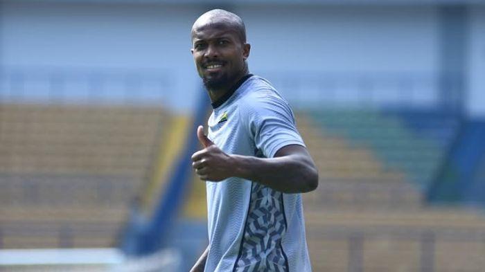 Pemain-asing-baru-Persib-Bandung-Gervane-Kastaneer-melakoni-latihan-perdana.jpg
