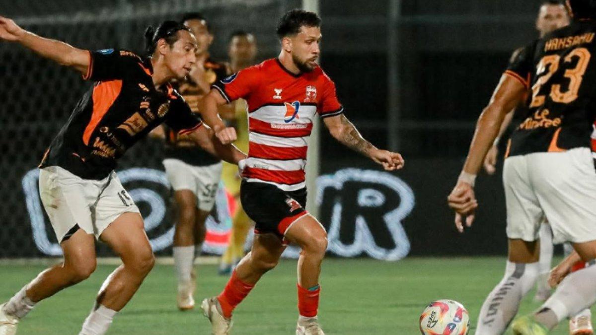 jabar/Pemain-berebut-bola-di-laga-Madura-United-vs-Persija-Jakarta-Minggu-642025.jpg