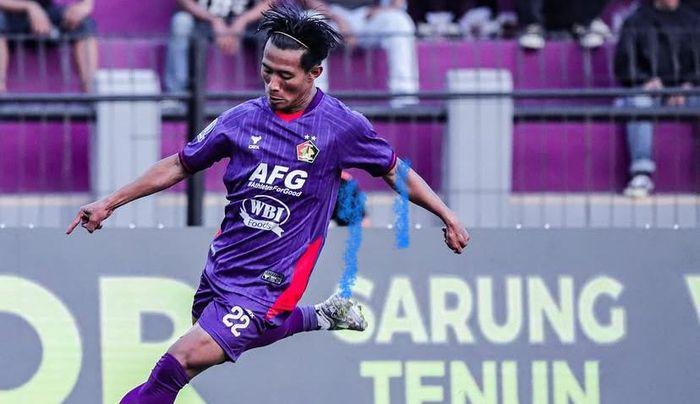 Pemain-pinjaman-Persib-Bandung-Henhen-Herdiana-saat-tampil-membela-Persik-Kediri.jpg