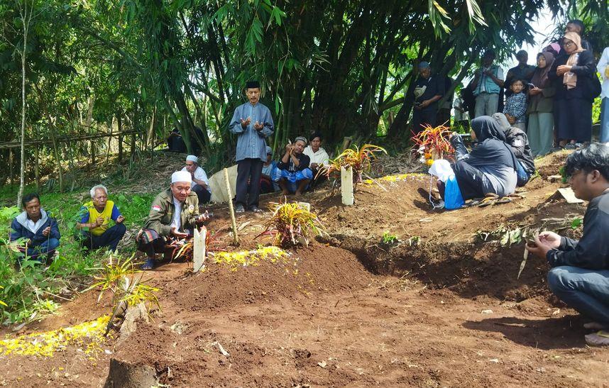Pilu Suami di KBB, Istri-Anak Tewas Tertabrak KA Feeder Kereta Cepat Hingga Dimakamkan Berjejer