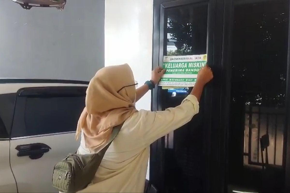 Pemasangan-Stiker-Keluarga-Miskin-Penerima-Bansos-di-bogor.jpg