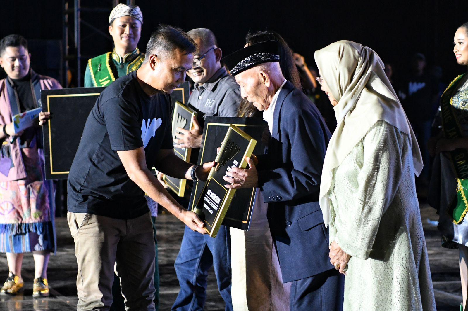 Pemda-Provinsi-Jawa-Barat-memberikan-penghargaan-Lifetime-Achievement.jpg
