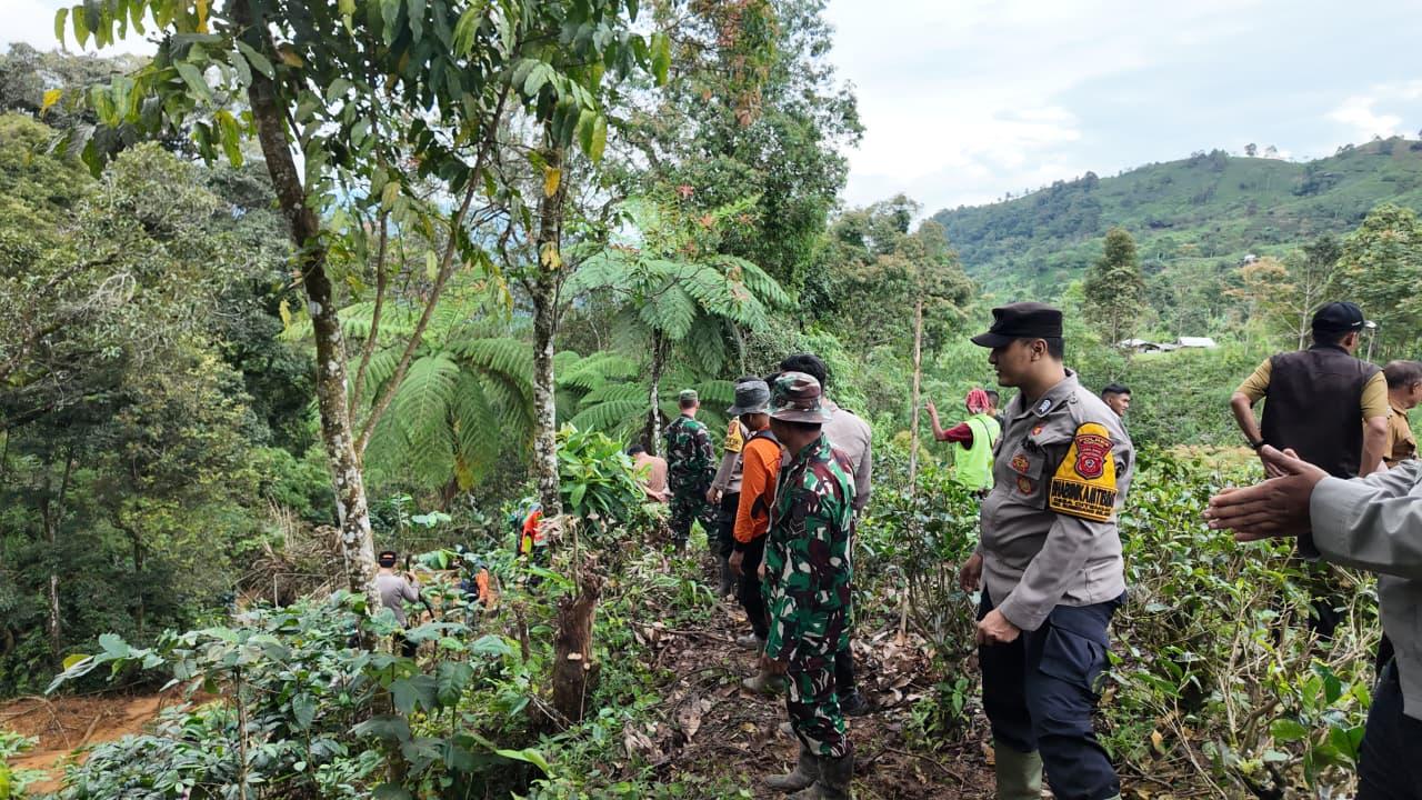 Sekda Tuti Ruswati Tinjau Longsor Cisoka Sumedang Pastikan Penanganan Optimal