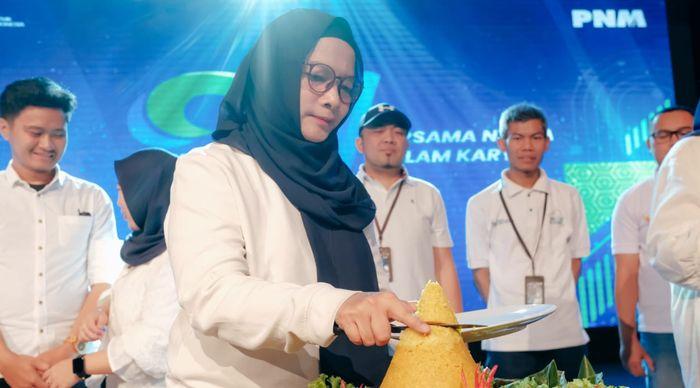 Pemimpin-PNM-Cabang-Bandung-Neneng-Yani-Andriani-memotong.jpg
