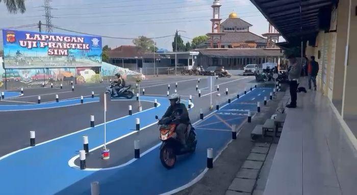 Pemohon-SIM-C-saat-ujian-praktik-dengan-materi-baru-di-Mapolres-Cimahi.jpg