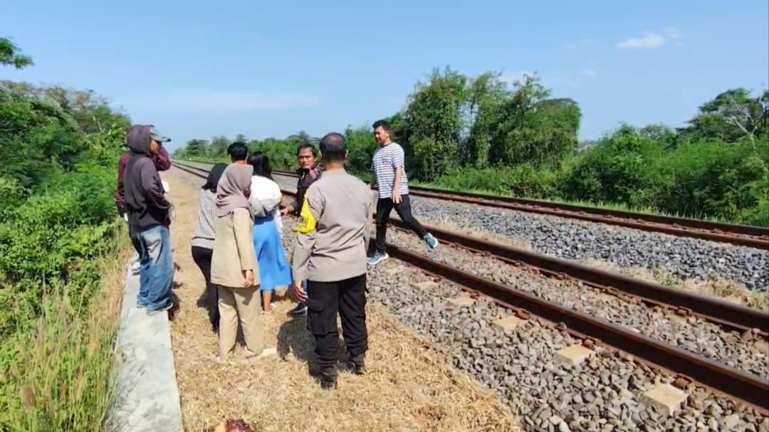 Pemuda-berinisial-ARM-tewas-terserempet-Kereta-Api-Harina-di-Citemu-Cirebon.jpg
