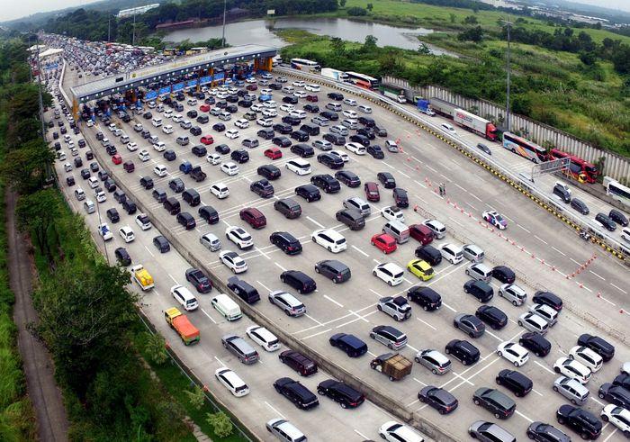 Pemudik-Padati-Gerbang-Tol-Cikampek-Utama.jpg