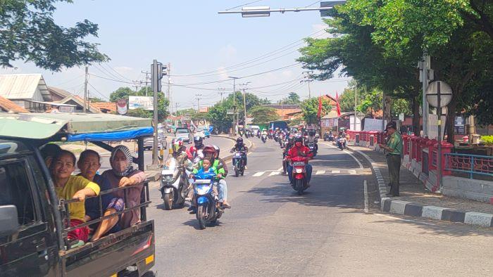 Pemudik-melintas-di-Jalur-Arteri-Pantura-Indramayu-Jawa-Barat-Minggu-742024.jpg