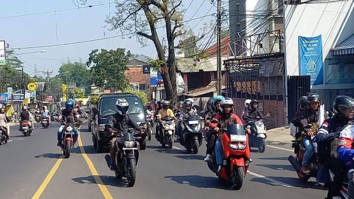 Pemudik-menggunakan-roda-melintasi-jalur-arteri-Kota-Bandung-Minggu-742024.jpg
