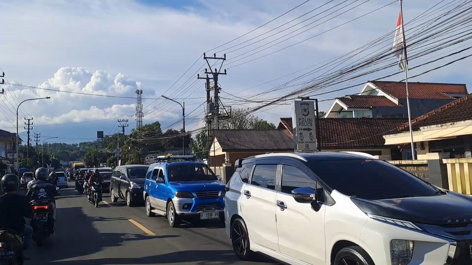 Pemudik-padati-Sukabumi-dari-arah-Bogor-Jakarta.jpg