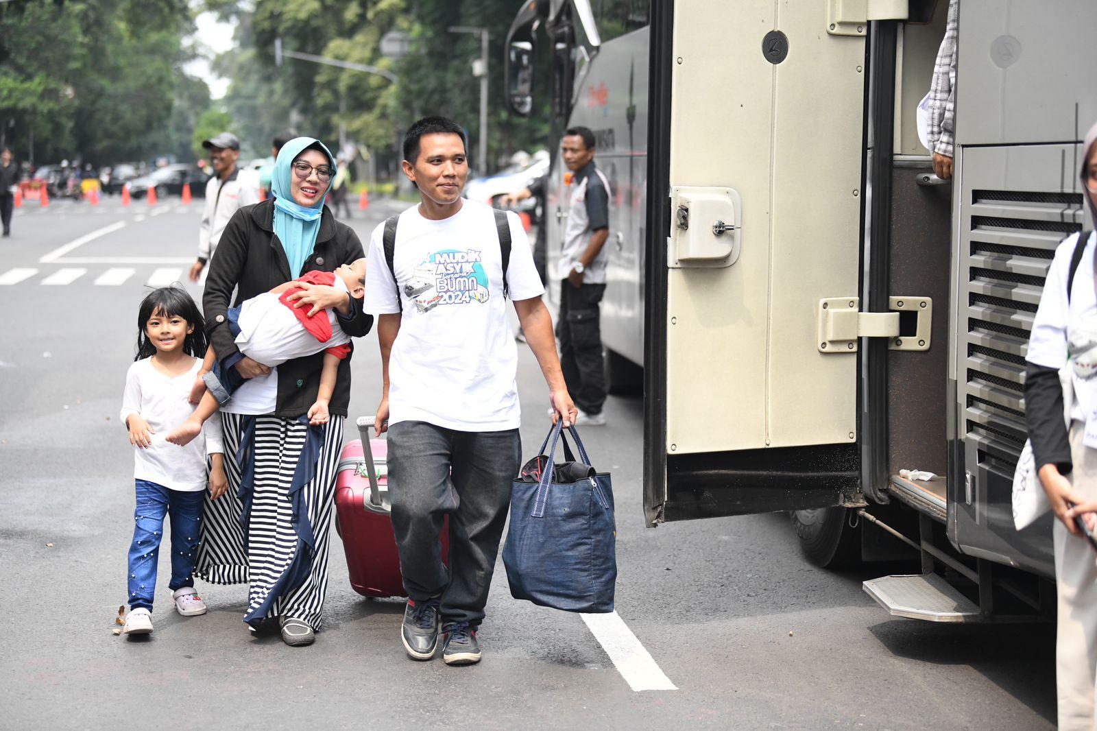 Bey Machmudin Lepas 20 Bus Peserta Program Mudik Asyik Bersama BUMN 2024