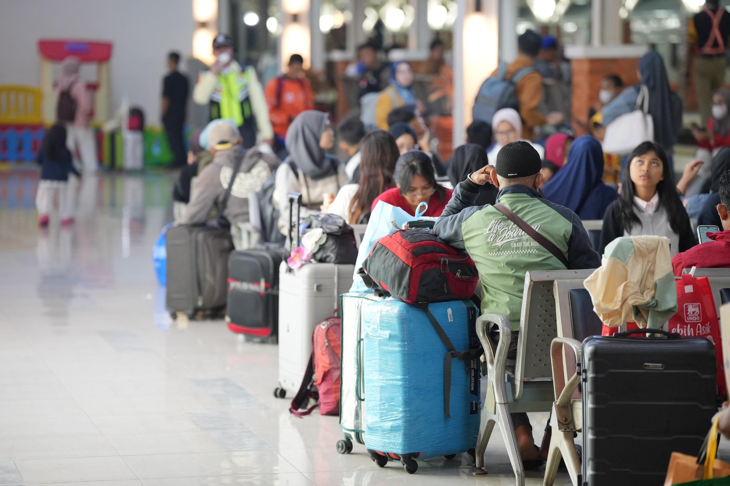 Pemudik-yang-berada-di-Stasiun-Bandung-di-momen-angkutan-Lebaran.jpg