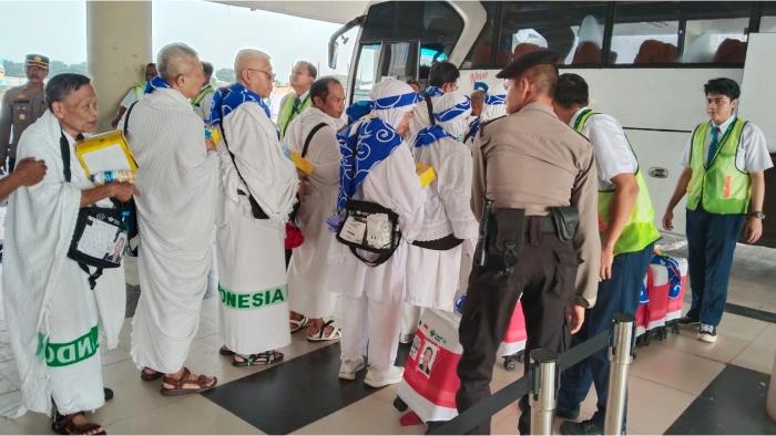 Pengamanan-calon-jemaah-haji-kloter-21-di-Asrama-Haji-Indramayu-Sabtu-162024.jpg