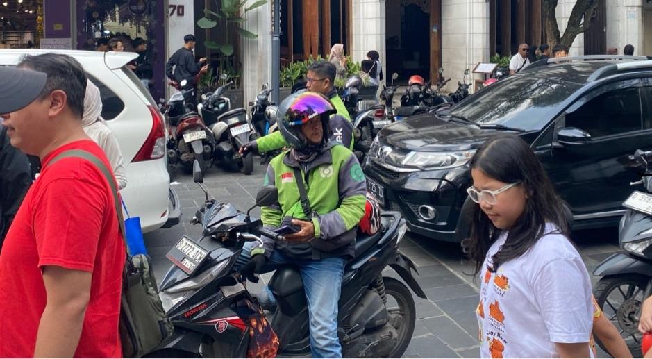 Pengemudi-ojol-tengah-menunggu-penumpang-di-Jalan-Braga-Kota-Bandung.jpg