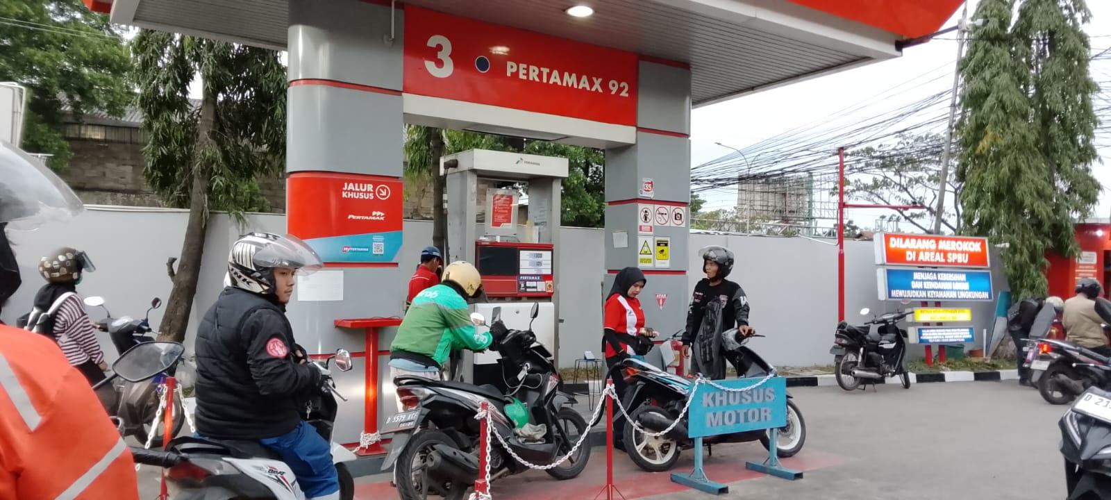 Pengendara-antre-mengisi-BBM-di-SPBU-di-Jalan-Soekarno-Hatta-Kota-Bandung.jpg