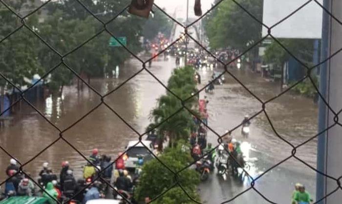 Pengendara-dari-kedua-arah-terjebak-banjir-di-Jalan-Cilember-Kota-Cimahi.jpg
