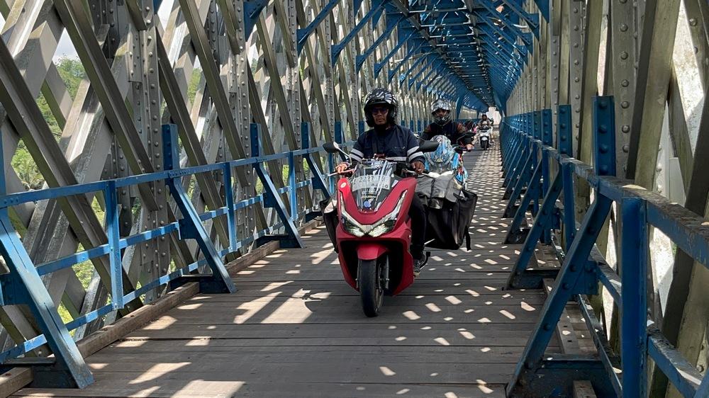 Pengendara-motor-melintas-di-Jembatan-Cirahong.jpg