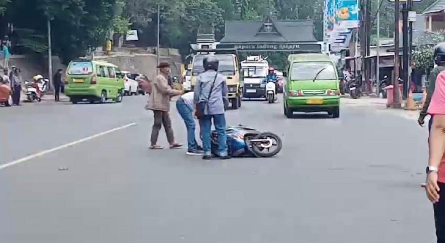 Pengendara-sepeda-motor-terjatuh-usai-tabrak-pengendara-lainnya.jpg