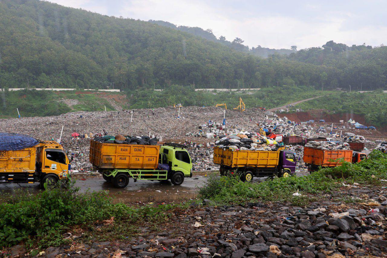 Pengiriman-sampah-ke-Tempat-Pembuangan-Akhir-TPA-Sarimukti-K.jpg