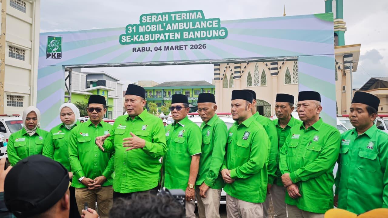 Pengurus-DPC-PKB-Kabupaten-Bandung-meluncurkan-program-ambulans.jpg