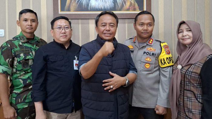 Penjabat-Bupati-Sumedang-Herman-Suryatman-tengah-Agung-Suganda.jpg