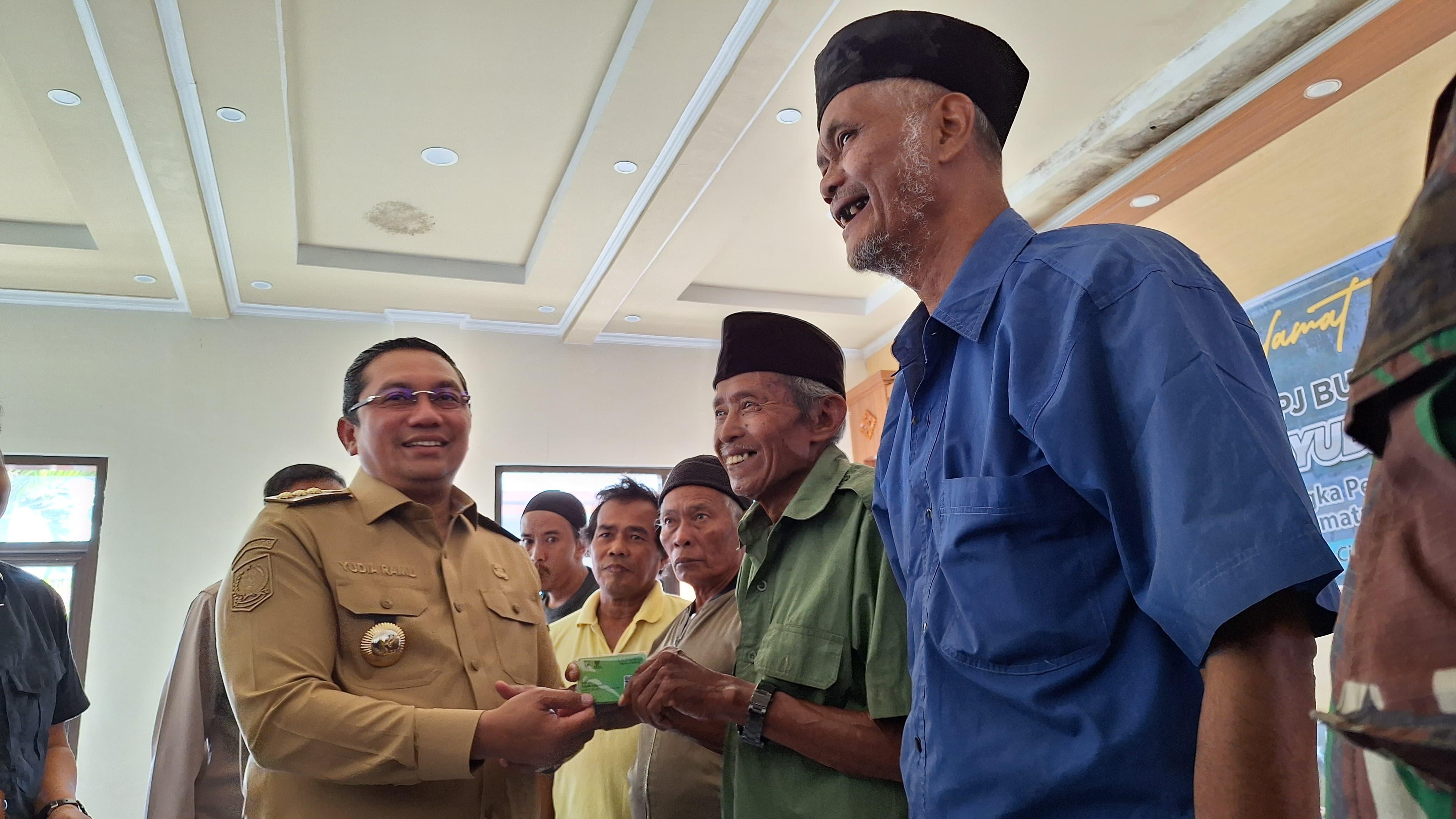 Penjabat-Bupati-Sumedang-Yudia-Ramli-membagikan-Kartu-Tangkis-atau-singakat-dari-Tangkal-Kemiskinan.jpg