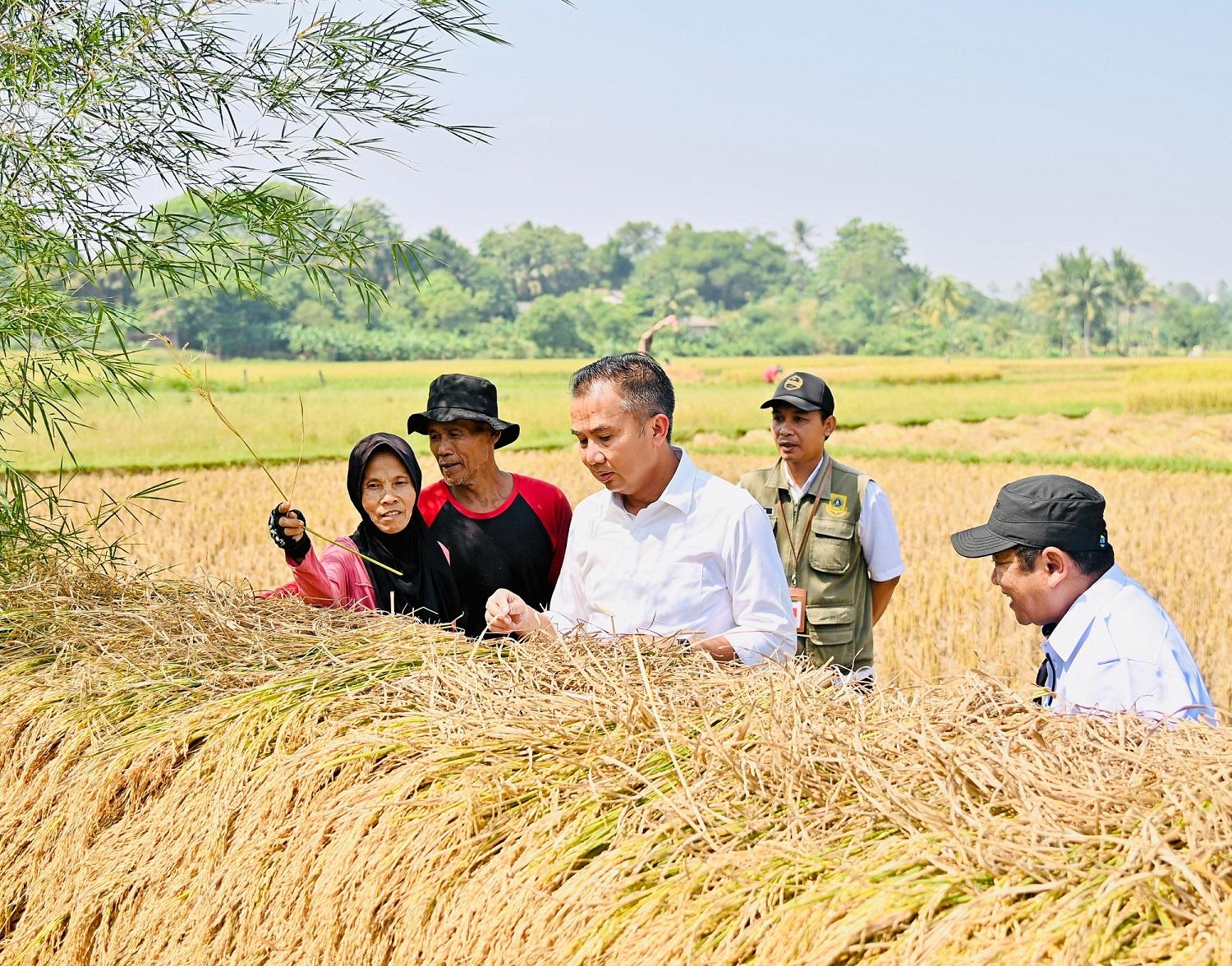 Penjabat-Gubernur-Jabar-Bey-Machmudin-saat-bertemu-dengan-petani-di-Kabupaten-Bogor.jpg