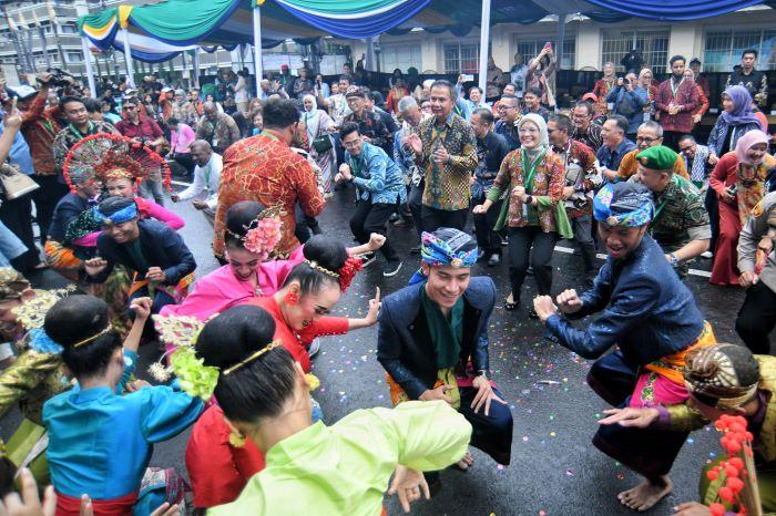 Penjabat-Gubernur-Jawa-Barat-Bey-Machmudin-menghadiri-Asia-Afrika-Festival-2024.jpg