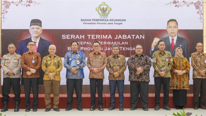 Penjabat-Pj-Gubernur-Jawa-Tengah-Nana-Sudjana-hadir-dalam-acara-serah-terima-jabatan.jpg