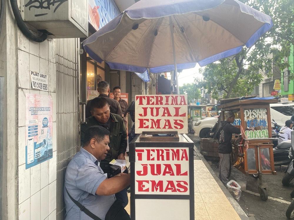 Harga Emas Melonjak, Tempat Jual Emas Pinggir Jalan di Kota Bandung Ikut Rasakan Dampaknya