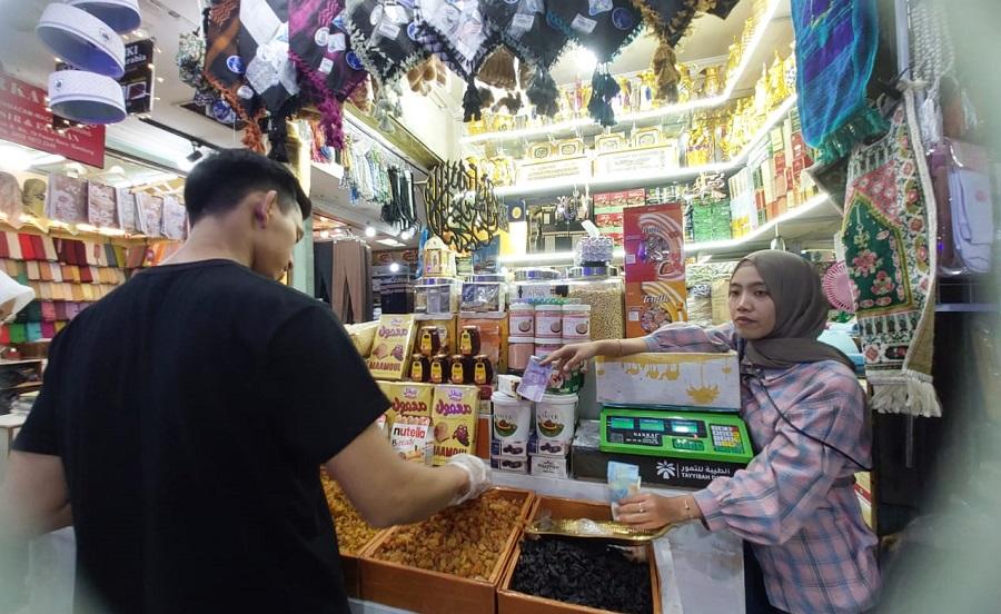 Penjualan-oleh-oleh-haji-dan-umrah-di-Pasar-Baru-Kota-Bandung-meningkat-tajam.jpg