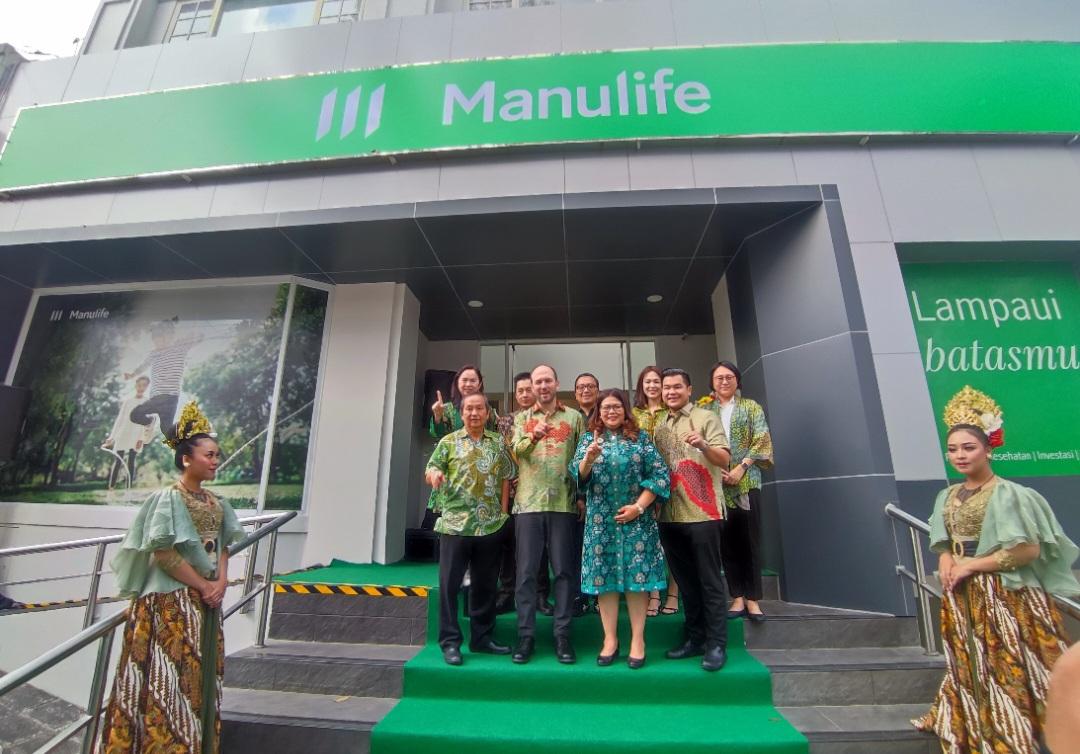 Pentinggi-Manulife-berfoto-bersama-sesuai-peresmian-relokasi-kantor-cabang-Bandung-Manulife.jpg