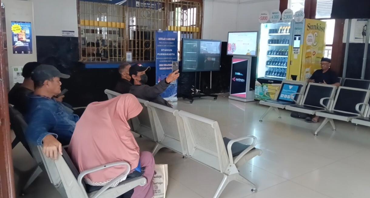 Imbas Kecelakaan di Bekasi, Penumpang Kereta di Purwakarta Menunggu Lebih Lama dari Jadwal Normal