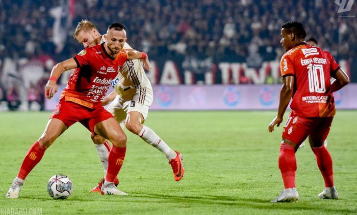 Penyerang-Bali-United-Ilija-Spasojevic-saat-menguasai-bola-ketika-bertanding-melawan-Persija-Jakarta.jpg