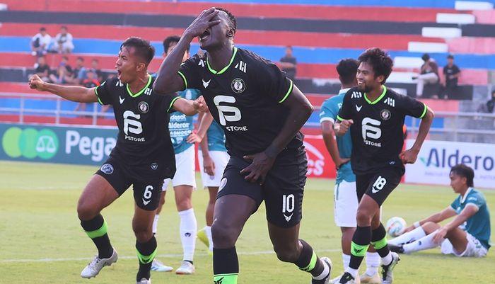 Penyerang-FC-Bekasi-City-Ezechiel-NDouassel-merayakan-gol.jpg