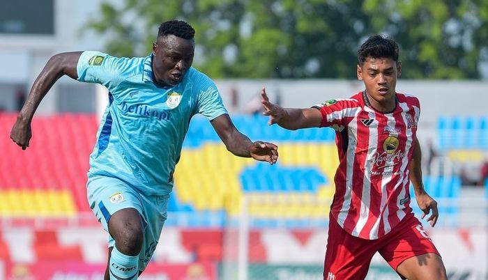 Penyerang-Persela-Lamongan-Ezehiel-NDouassel-kiri-saat-melawan-Deltras-FC.jpg