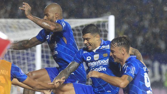 Penyerang-Persib-Bandung-Ciro-Alves-tengah-Borneo-FC.jpg