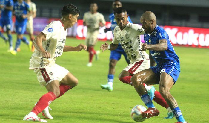 Penyerang-Persib-Bandung-David-da-Silva-mencoba-melewati-bali-united.jpg