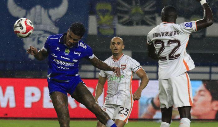 Penyerang-Persib-Bandung-Ramon-Tanque-menyundul-bola-Borneo-FC.jpg