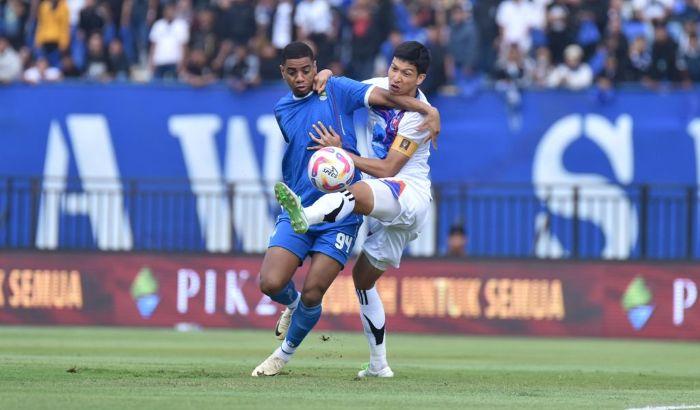 Penyerang-Persib-Bandung-Uilliam-Barros-kiri-berebut-bola-dengan-kapten-Port-FC.jpg