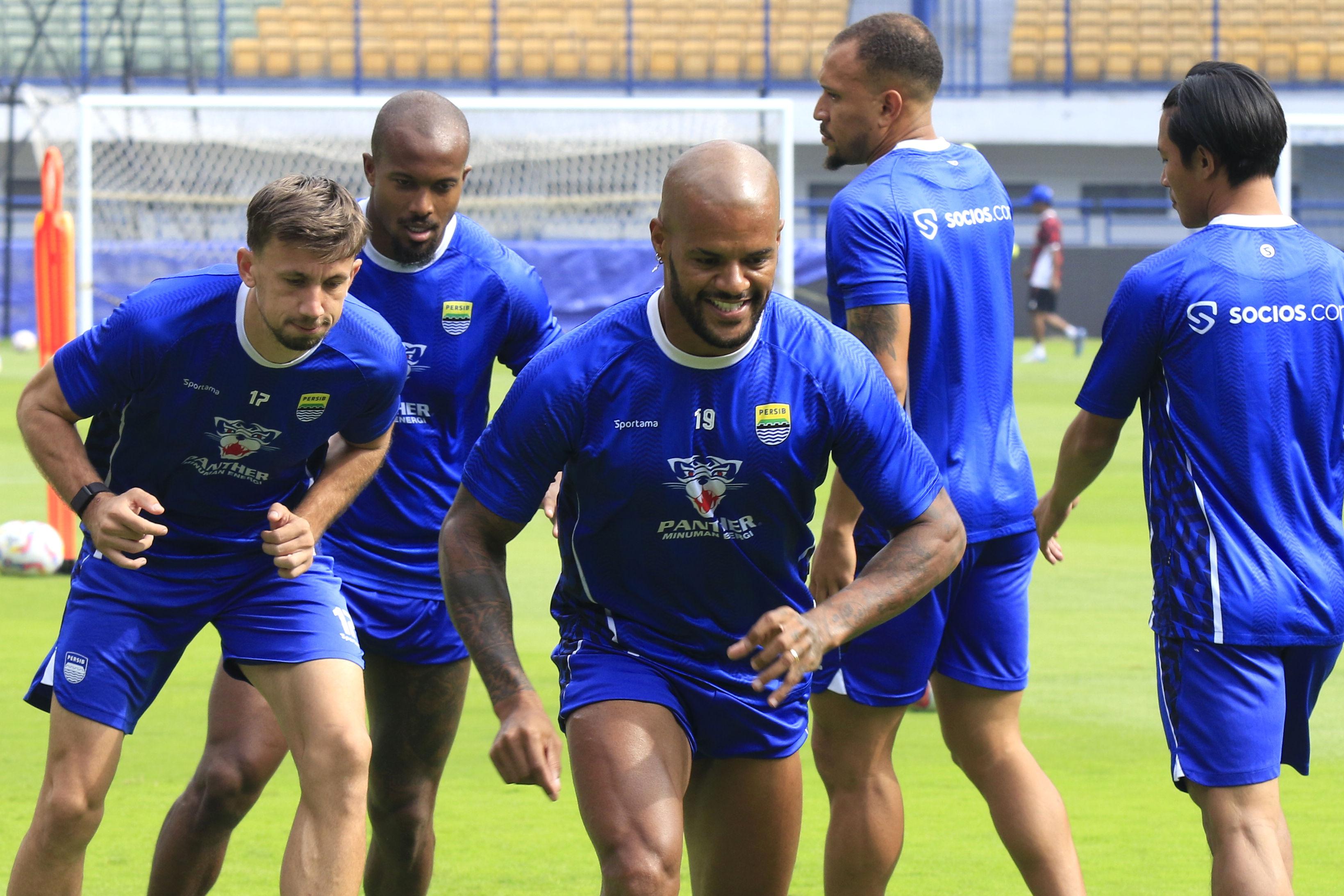 Penyerang-persib-david-da-silva-anting.jpg
