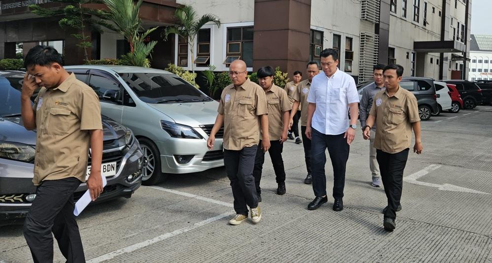 Penyidik-Polda-Jabar-menggiring-pengusaha-LPG-asal-Bandung.jpg