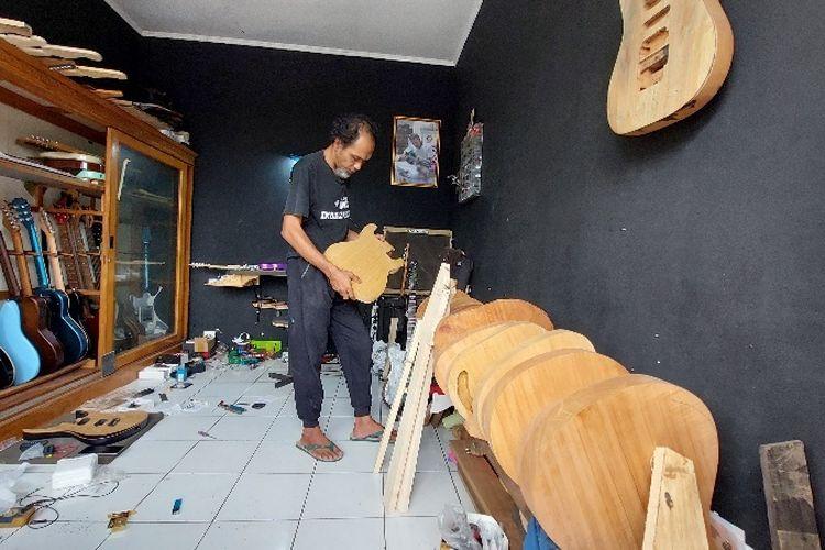 Perajin-gitar-bernama-Slamet-Joko-Santoso-Ook.jpg