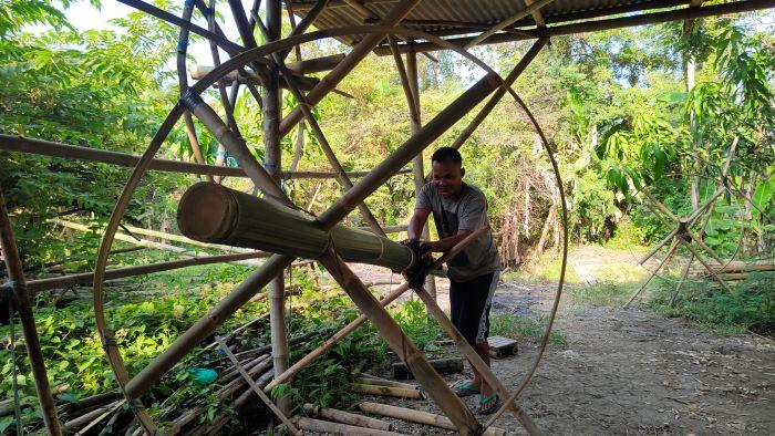 Mengintip Pembuatan Panjat Pinang di Indramayu, Bulan Agustus Selalu Kebanjiran Pesanan