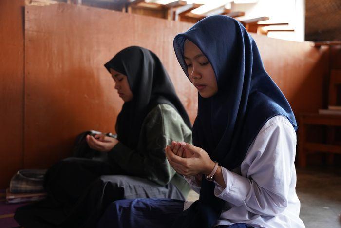 Perempuan-Berdoa_-Ilustrasi-orang-berdoa.jpg