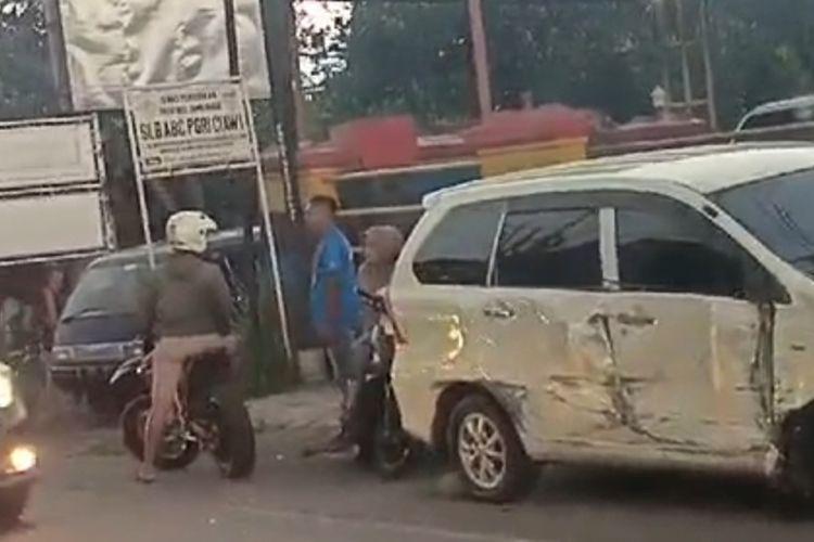 Perempuan-kejar-mobil-komplotan-ganjal-atm.jpg