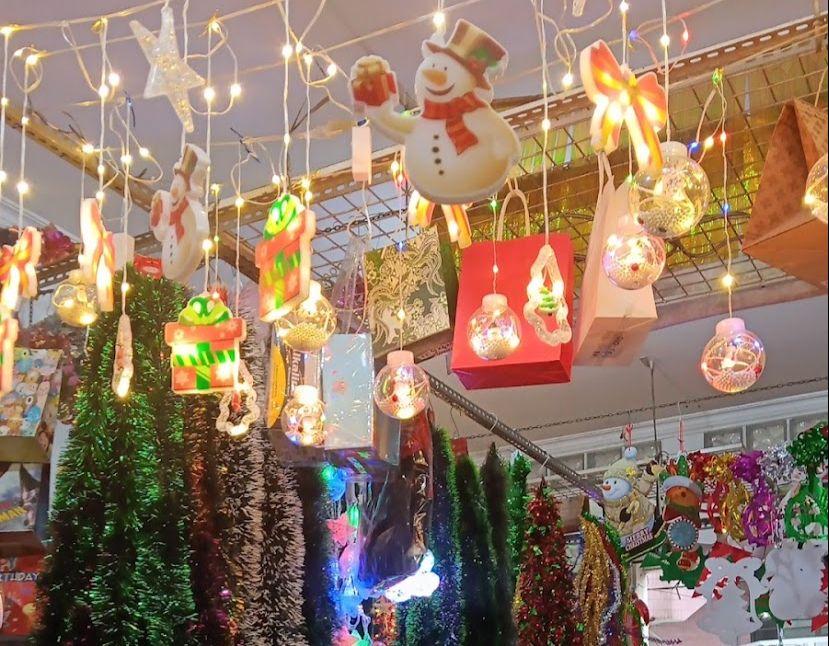 Pernak-pernik-Natal-yang-dijual-di-CIbadak-Kota-Bandung.jpg