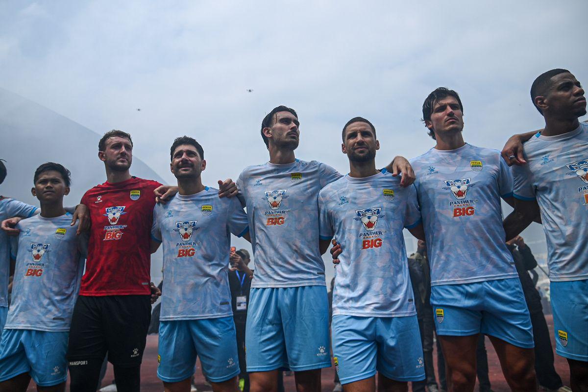 Persib-Bandung-Andrew-Jung-berpegangan-erat-dengan-rekan-sa.jpg