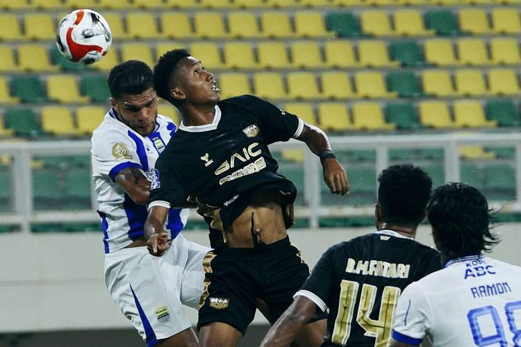 Persib-Bandung-Berguinho-dengan-bek-Dewa.jpg