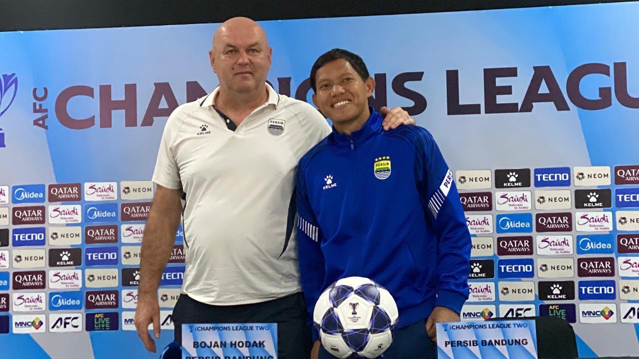 Persib-Bandung-Bojan-Hodak-bersama-gelandang-Adam-Alis.jpg